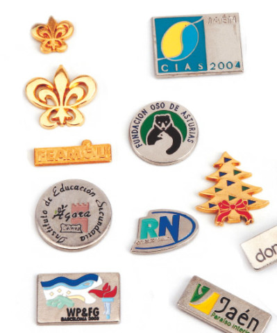 Pins de metal pulido