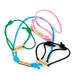 Pulseras de cordón y madera